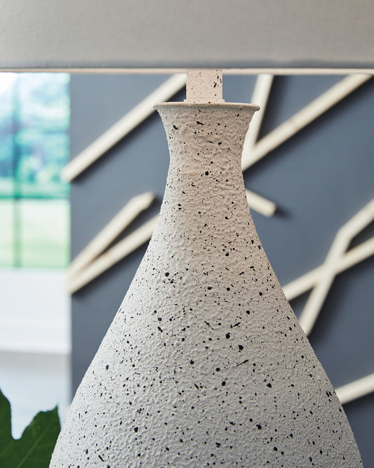 Wyattford - Metal Table Lamp - White / Black